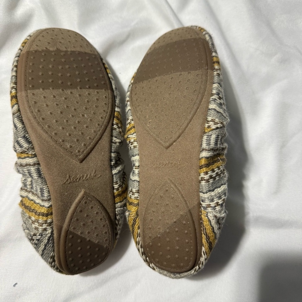 Sanuk Elle V. Eight Moccasin Flats Size 6 - Picture 4 of 9